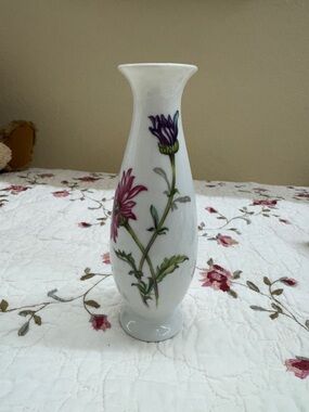 Andrea By Sadek Beautiful Flower Design Bud Vase 6 1/2” Tall Made In Japan